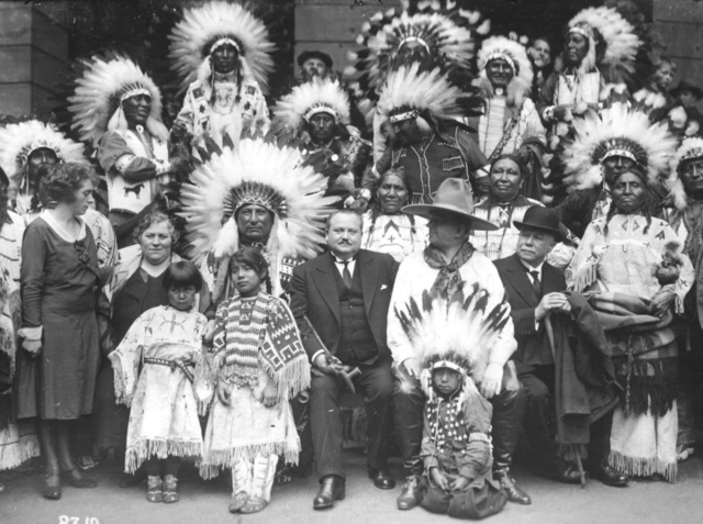 1930 Le maire Charles Hueber entouré d'un groupe d'indiens faisant partie d'un spectacle de far-west